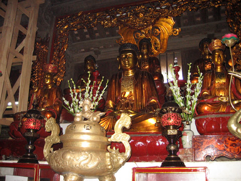 Tượng thờ Phật là biểu tượng đặc trưng của đạo Phật, mang đến sự bình yên và tâm linh cho người tôn giáo. Hiện nay, người ta thường lựa chọn tượng thờ có kiểu dáng đa dạng, từ các bức tượng minh tinh đến các dòng tượng cổ điển, đề cao sự đơn giản và tinh tế.