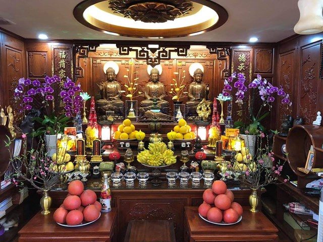 Trang trí bàn thờ Phật tại gia - Vietnamese:
Việc trang trí bàn thờ Phật tại gia là nét đẹp truyền thống của người Việt. Năm 2024, chúng ta có thể tìm thấy những mẫu bàn thờ Phật đẹp mắt và sáng tạo, mang đậm phong cách truyền thống. Các vật dụng trang trí được sử dụng như bình phong, đèn dầu, hoa tươi, đùa cầu kèm với hương thiền, góp phần tạo nên không gian trang nghiêm và thanh thoát. Qua đó, chúng ta có thể tìm thấy sự gần gũi với tâm linh và tinh thần cầu nguyện an lành.