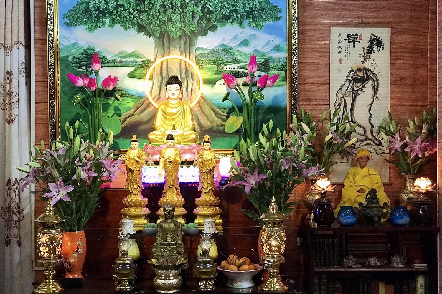 TPHCM: Tôn trí & hỗ trợ miễn phí Bàn thờ Tam bảo cho Phật tử tại ...