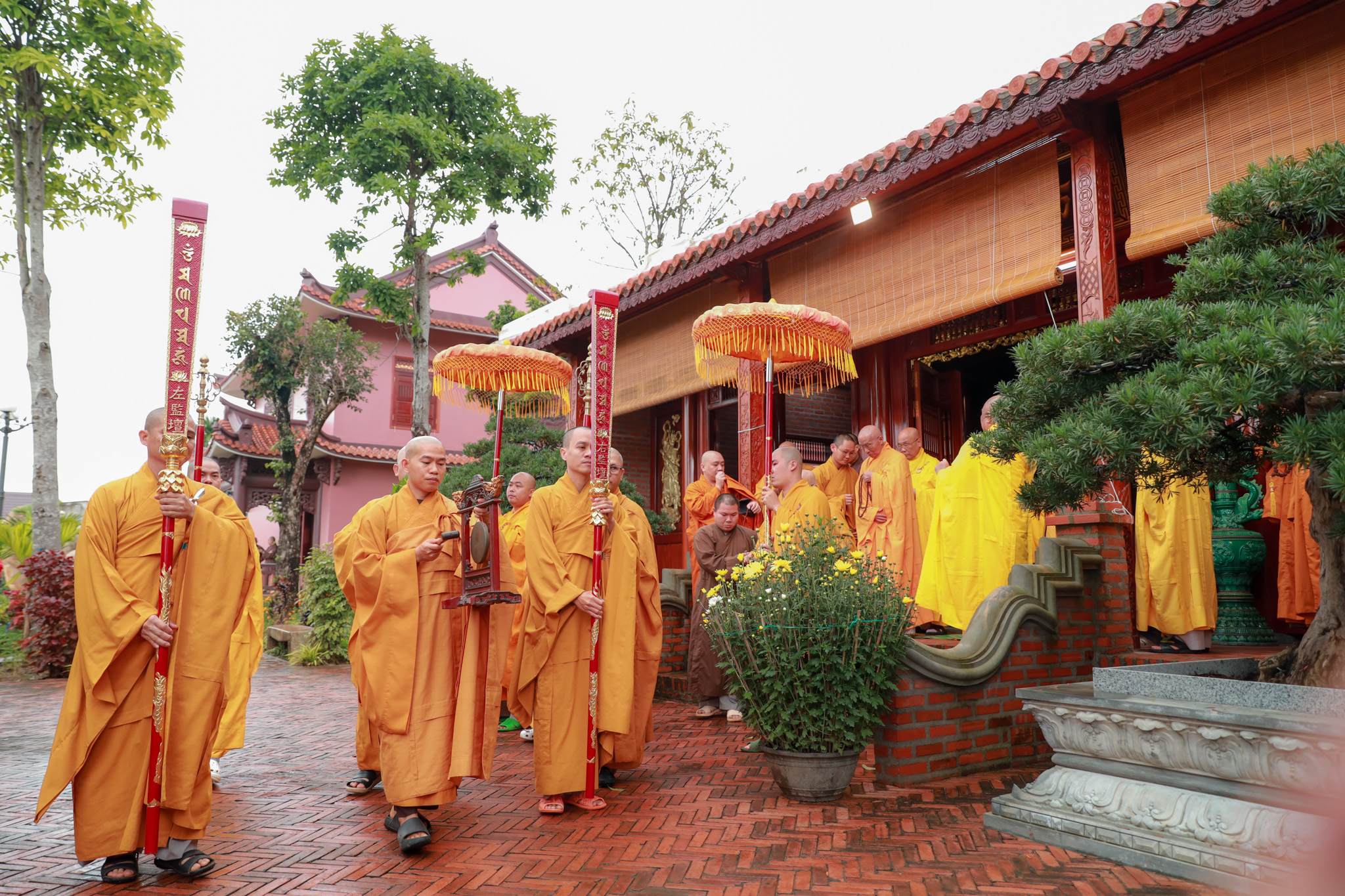 Cung nghinh chư tôn Hoà thượng quang lâm cử hành khoá lễ